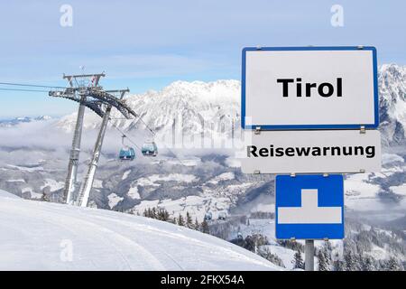 Image symbole, domaine skiable du Tyrol avec avertissement de voyage, assemblage Banque D'Images