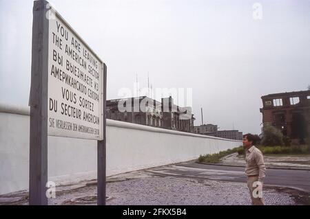 « vous quittez le secteur américain » au point de passage de Checkpoint Charlie, au mur de Berlin, à Berlin-Ouest, en Allemagne de l'Ouest Banque D'Images
