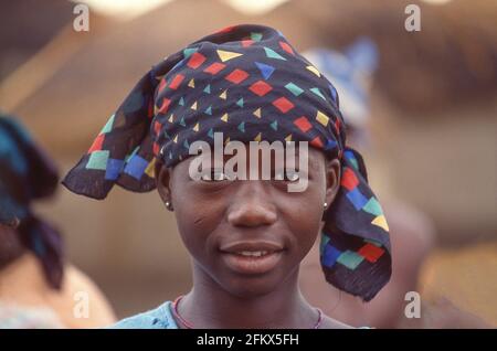 Jeune fille de village avec foulard, Sanmatenga, région du Centre-Nord, Burkino Faso Banque D'Images