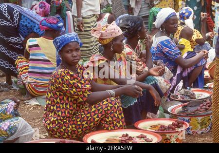 Femmes villageoises qui vendent de la nourriture sur le marché, Sanmatenga, région du Centre-Nord, Burkino Faso Banque D'Images