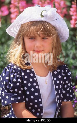 Jeune fille vêtue de vêtements formels pour les occasions sociales, Winkfield, Berkshire, Angleterre, Royaume-Uni Banque D'Images