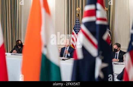 Le président Joe Biden, accompagné du vice-président Kamala Harris et du secrétaire d'État Antony Blinken, participe à un sommet virtuel en quad avec le Premier ministre indien Narendra Modi, le Premier ministre japonais Yoshide Suga et le Premier ministre australien Scott Morrison le vendredi 12 mars 2021, Dans la salle à manger de la Maison Blanche. (Photo officielle de la Maison Blanche par Adam Schultz) Banque D'Images