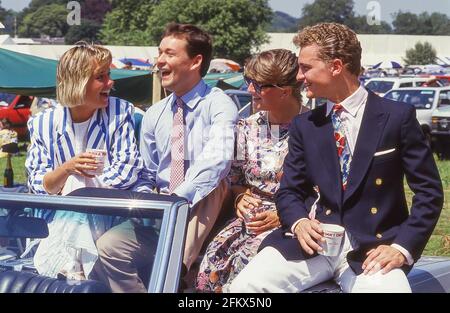 Groupe de jeunes invités à Henley Regatta, Henley-on-Thames, Oxfordshire, Angleterre, Royaume-Uni Banque D'Images