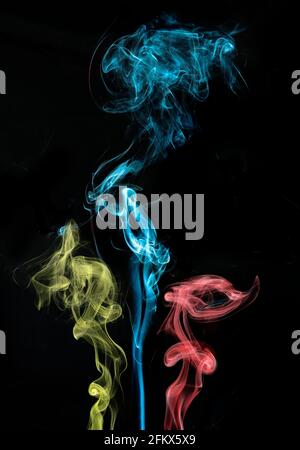 Fumée colorée abstraite sur fond noir Banque D'Images