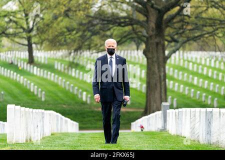 Le président Joe Biden arrive pour déposer une couronne et observe un moment de silence le mercredi 14 avril 2021 à Arlington, cimetière national d'Arlington, en Virginie. (Photo officielle de la Maison Blanche par Cameron Smith) Banque D'Images