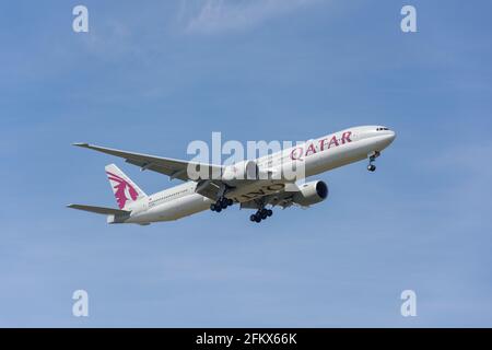 Qatar Airways Boeing 777, l'atterrissage à l'aéroport de Heathrow, London, Greater London, Angleterre, Royaume-Uni Banque D'Images