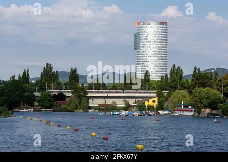 Alte Donau, vue sur la Tour Florido, Haut bureau à Vienne, Autriche Banque D'Images