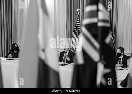 Le président Joe Biden, accompagné du vice-président Kamala Harris et du secrétaire d'État Antony Blinken, participe à un sommet virtuel en quad avec le Premier ministre indien Narendra Modi, le Premier ministre japonais Yoshide Suga et le Premier ministre australien Scott Morrison le vendredi 12 mars 2021, Dans la salle à manger de la Maison Blanche. (Photo officielle de la Maison Blanche par Adam Schultz) Banque D'Images