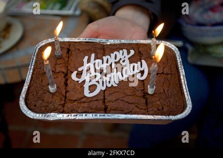 Chocolat brownie gâteau d'anniversaire joyeux avec bougies Banque D'Images