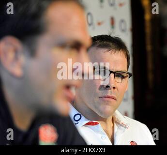 ENTRAÎNEMENT DE L'ÉQUIPE DE RUGBY D'ANGLETERRE À L'HÔTEL PENNYHILL PARK POUR LEUR MATCH AVEC LA NOUVELLE-ZÉLANDE. MARTIN JOHNSON ET JOHN WELLS ENTRAÎNEUR DE MARCHE AVANT 18/11/09. PHOTO DAVID ASHDOWN Banque D'Images