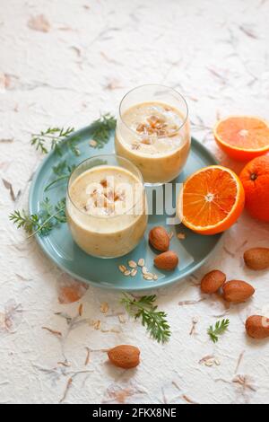 Smoothie à l'orange de sang, aux feuilles de carottes, à l'avoine et aux amandes de gingembre Banque D'Images