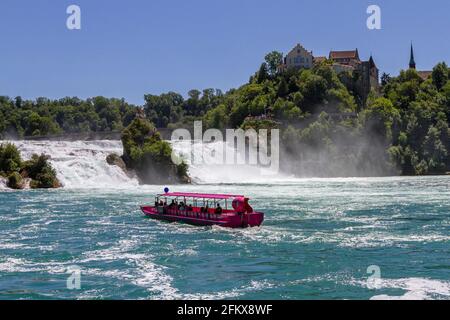 Excursion en bateau, chutes du Rhin et château Laufen près de Schaffhausen, Suisse Banque D'Images