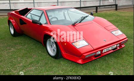 Vue des trois quarts avant d'un Rouge, 1987, Lamborghini Countach exposé au Silverstone Classic 2017 Banque D'Images