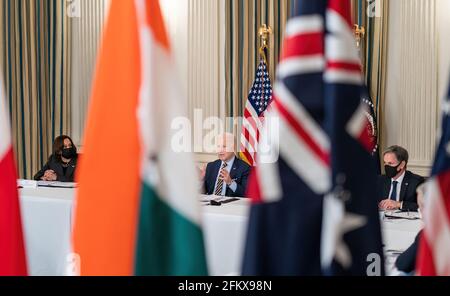 Le président Joe Biden, accompagné du vice-président Kamala Harris et du secrétaire d'État Antony Blinken, participe à un sommet virtuel en quad avec le Premier ministre indien Narendra Modi, le Premier ministre japonais Yoshide Suga et le Premier ministre australien Scott Morrison le vendredi 12 mars 2021, Dans la salle à manger de la Maison Blanche. (Photo officielle de la Maison Blanche par Adam Schultz) Banque D'Images