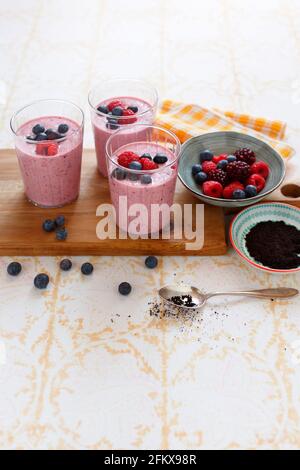 Smoothie aux baies acai et vanille Banque D'Images