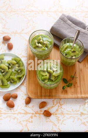 Smoothie avec kiwi, amandes, concombre et menthe Banque D'Images