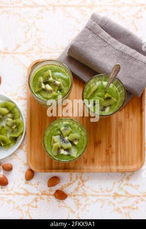 Smoothie avec kiwi, amandes, concombre et menthe Banque D'Images