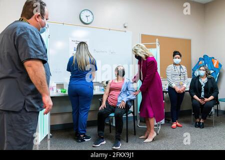 La première dame Jill Biden participe à une tournée de First Choice Community Healthcare, le mercredi 21 avril 2021, au centre médical de South Valley à Albuquerque, Nouveau-Mexique. (Photo officielle de la Maison Blanche par Cameron Smith) Banque D'Images