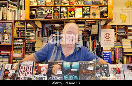 LES ÉLECTIONS EUROPÉENNES AVEC JONATHAN BROWN WORDS. JIMMY EAGLE 72 DANS SA LIBRAIRIE DU MARCHÉ DE BURY. 14/5/09. PHOTO DAVID ASHDOWN Banque D'Images