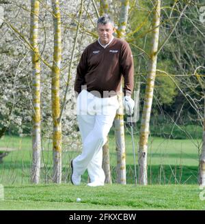 Darren Clark jouant une partie de golf avec Brian Viner. PHOTO DAVID ASHDOWN Banque D'Images