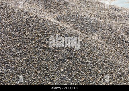 arrière-plan du matériau de construction avec un tas de différentes couleurs petites pierres de gravier Banque D'Images