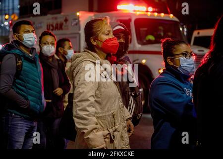 Mexiko Stadt, Mexique. 04e mai 2021. Les gens doivent faire la queue pour voyager à bord d'autobus à court préavis après l'effondrement d'une section du pont sur la ligne 12 du métro à Mexico. Deux voitures tombent dans une rue animée. Il y a eu des morts et des blessures. (À dpa 'près de deux douzaines de morts dans l'effondrement du pont de métro de Mexico') Credit: Jair Cabrera Torres/dpa/Alamy Live News Banque D'Images