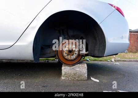 Gateshead UK: 6 mars 2021: Une voiture en panne avec des roues enlevées sur des briques Banque D'Images