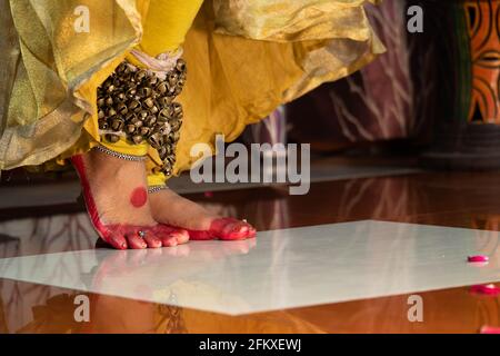 Pieds de danseuse indienne classique de fille Kathak en robe traditionnelle Ou Costume et Ghungroo Ghungru ou Noopura musical Anklet avec Colorant rouge Altha Alah Mah Banque D'Images