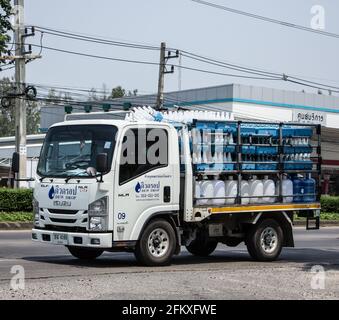 Chiangmai, Thaïlande - Mars 21 2021: Camion de livraison d'eau potable de la compagnie Dew Drop. Sur la route n°1001, à 8 km de la ville de Chiangmai. Banque D'Images