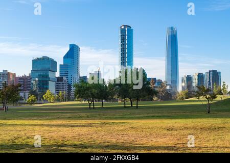 Des toits de bâtiments à Vitacura et districts du Parque Bicentenario de Providencia, Santiago du Chili Banque D'Images