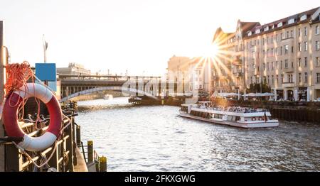 Coucher de soleil à Berlin - angle panoramique de la gare de Friedrichstrasse Et pont sur la rivière Spree - concept de voyage urbain autour capitale européenne citi Banque D'Images