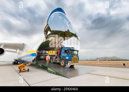 Santiago du Chili, région métropolitaine, Chili, Amérique du Sud - UN gros camion avec des marchandises allant à l'intérieur de l'Antonov 225. Banque D'Images