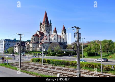 Vienne, Autriche. L'église Franz von Assisi à Leopoldstadt, vue de Handelskai Banque D'Images