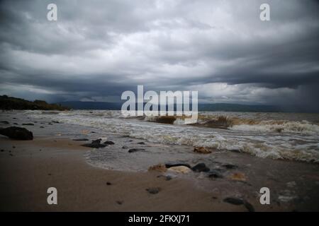 Les vagues de la mer de Galilée se sont écrasés sur la plage d'Israël Banque D'Images