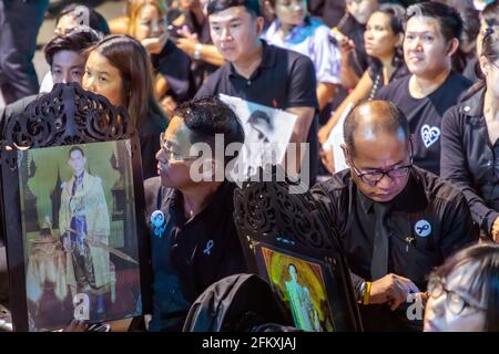 Des tournants en noir avec des photographies du roi Bhumibol lors de la cérémonie funéraire, Bangkok, Thaïlande