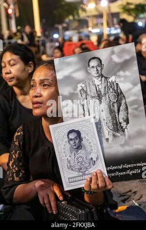 Des tournants en noir avec des photographies du roi Bhumibol lors de la cérémonie funéraire, Bangkok, Thaïlande