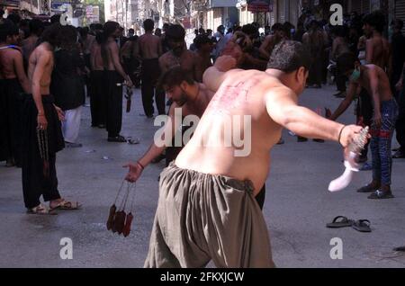 Les dévotés pleurent l'Imam Ali (A.S) se brûlent par des couteaux lors de la procession de deuil chiite à l'occasion de Youm-e-Ali (A.S), le jour du martyre 21 Ramadan- ul-Mubarak, à Hyderabad le mardi 04 mai 2021. Banque D'Images