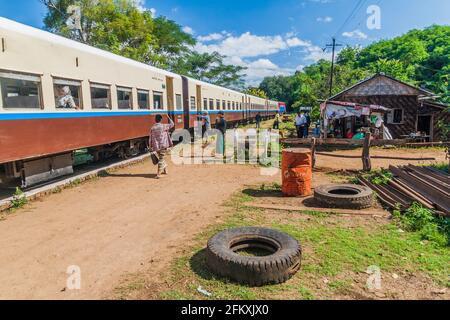 GOKTEIK, MYANMAR - 30 NOVEMBRE 2016 : train à une gare locale près du viaduc Gokteik Geik Teik, Myanmar Banque D'Images