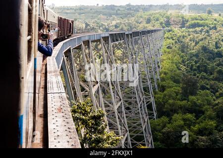 GOKTEIK, MYANMAR - 30 NOVEMBRE 2016 : traversée en train de Gokteik Goteik ou de GOK Teik viaduct, Myanmar Banque D'Images