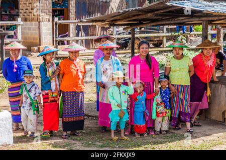 NAUNG PENG, MYANMAR - 30 NOVEMBRE 2016 : des gens de couleur locale vêtus à la gare de Naung Peng près du viaduc de Gokteik, au Myanmar Banque D'Images