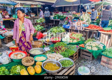 MANDALAY, MYANMAR - 5 DÉCEMBRE 2016 : marché des légumes à Mandalay, Myanmar Banque D'Images