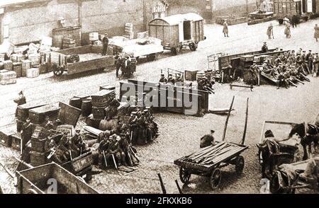 1907 - le 2e Bataillon du Royal Sussex Regiment protégeant les quais irlandais pendant la grève des quais dirigée par l'agitateur irlandais Jim Larkin. James Larkin (1874 – 1947). Il était un dirigeant républicain irlandais, socialiste et syndical et l'un des fondateurs du Parti travailliste irlandais avec James Connolly et William O'Brien. Il a par la suite fondé la Irish Worker League. Larkin était une figure de premier plan du mouvement syndicaliste. Lors de la grève, le Royal Irish Constabulary (RIC) a muté lorsqu'il a été demandé d'escorter des conducteurs de jambe noire pour remplacer les carters en grève Banque D'Images