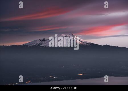 affichage des couleurs dans les nuages et le sommet de la neige du volcan calbuco, après le coucher du soleil. heure bleue Banque D'Images