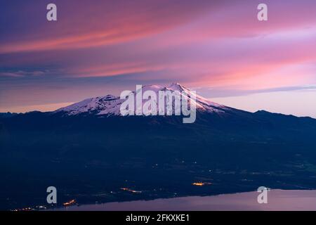 affichage des couleurs dans les nuages et le sommet de la neige du volcan calbuco, après le coucher du soleil. heure bleue Banque D'Images