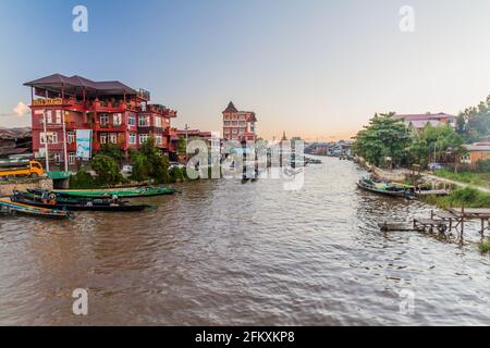 NYAUNG SHWE, MYANMAR - 27 NOVEMBRE 2016 : vue de Nan Chaung (canal principal) dans la ville de Nyaung Shwe près du lac Inle, Myanmar Banque D'Images