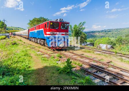 GOKTEIK, MYANMAR - 30 NOVEMBRE 2016 : train à une gare locale près du viaduc Gokteik Geik Teik, Myanmar Banque D'Images