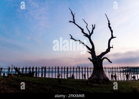 MANDALAY, MYANMAR - 4 DÉCEMBRE 2016 : vue du matin du pont de U Bein sur le lac Taungthaman à Amarapura près de Mandalay, Myanmar Banque D'Images