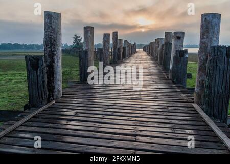 Vue du matin sur le pont U Bein au-dessus du lac Taungthaman à Amarapura près de Mandalay, au Myanmar Banque D'Images