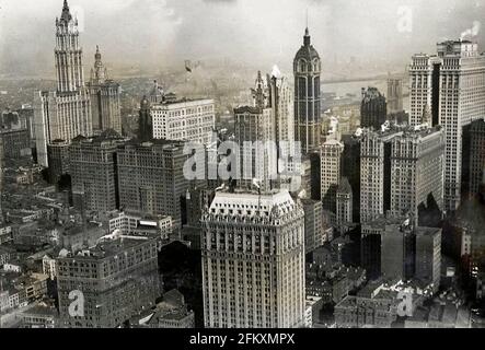 Vue aérienne vers l'est, prise d'un bateau volant de la U.S. Navy passant au-dessus des gratte-ciels de la ville de New York, New York, États-Unis en 1919 Banque D'Images