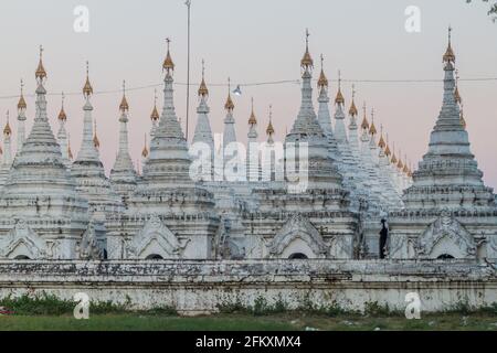 Stupas blancs autour de Sandamuni Sandamani ou Sandar Mu ni pagode à Mandalay, Myanmar Banque D'Images